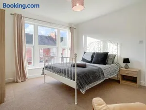 Image of Spacious 2-bed Apartment in Crewe by 53 Degrees Property, ideal for Business & Professionals, FREE Parking - Sleeps 3