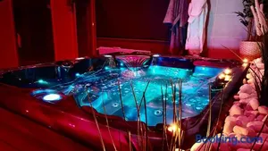 Image of Suite avec Jacuzzi et Sauna Privée