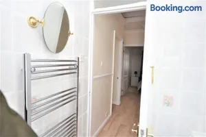 Image of London Deluxe 3 Bedroom House with parking space