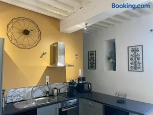 Image of Appartement rénové de caractère/ parking privé