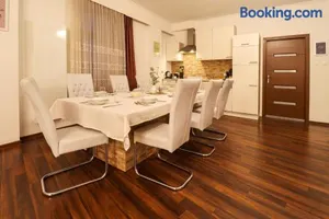 Image of Großes, vollausgestattes Apartment für 5 Personen mit WLAN, vollausgestatteter Küche, Waschmaschine und Trockner