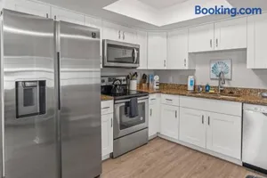 Image of Shells of Paradise a Cozy, Pet-Friendly Tampa Home with Heated & Screened Pool 4 miles to Adventure Island and Busch Garden