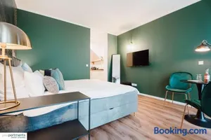 Image of City-Studio im Innenhof mit Boxspring-Bett und Community-Raum