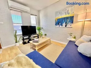 Image of Stylish 3 Bed Apartment - Free Parking