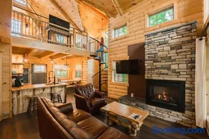 Image of Skyview Treehouse by Amish Country Lodging
