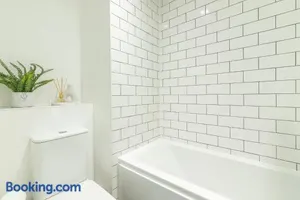 Image of Beautiful New House in Derby For up to 5 Guests, Suitable for Families Contractors NHS Staff etc