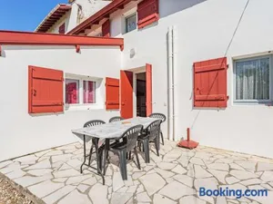 Image of Plage d'Erromardie à 300m : Maison Basque avec Terrasse, 3 Chambres et Parking - FR-1-4-589
