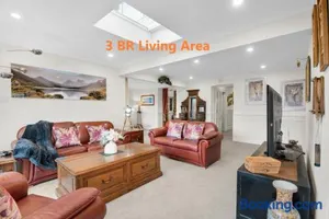 Image of Manee's On Elphin