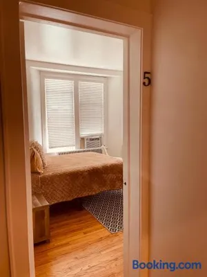 Image of Private Rooms in TownHouse w 2 Baths FQ Beds 1-3ppl
