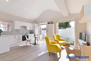 Image of 1 bedroom flat in centre of Odiham- free parking