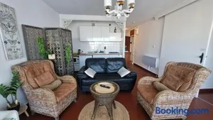 Image of RESIDENCE DU SOLEIL Spacieux T3 traversant face à la mer au port - 2 chambres - Parking