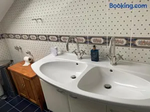 Image of Gemütliches Zimmer mit großem Bad
