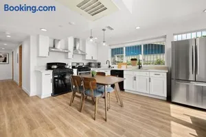 Image of Modern Getaway in the Heart of LA near USC, Private room with share Living room and kitchen