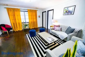 Image of Retro Retreat Walk to Graceland with Free Parking and Wifi