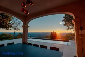 Image of Le mas du roulier, villa provençale chic, 320m2 au calme avec vue 180 sur puy de Dôme