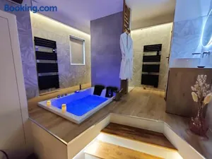 Image of LA BULLE ROMANTIQUE, Suite avec jacuzzi privatif