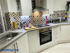 Image of Bagshot PennyHill Camberley Ascot Luxury 2 Beds 1 Bath Sleeps 4 Pets OK Permit Parking