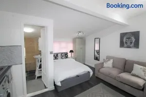 Image of Studio 2 min walk to Upton Park Station