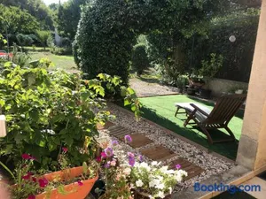Image of chambre et salle de bain privé s'ouvrant sur terrasse, jardin et cuisine d'été