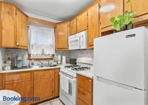 Image of Sleeps 5 near ferry, train to Boston and downtown 3br apartment