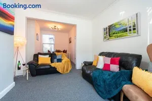 Image of WGcDDE Large 3 Bedroom House - Close to MKM Stadium & A63 - Garden