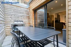 Image of 3 bedroom house with courtyard, near metro