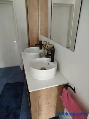 Image of Chambre jaune dans maison avec parking