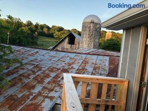 Image of Pleasant Valley Farm Dairy Barn writer's retreat