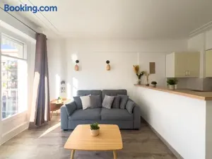 Image of Calme et centrale avec balcon ensoleillé