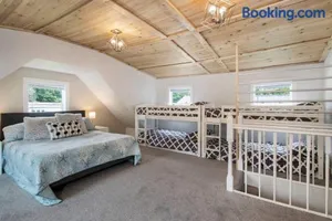 Image of Lakeshore Cottage Waterfront/Great Wi-fi