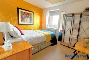 Image of GOLD Penthouse Room 5min to Basingstoke Hospital