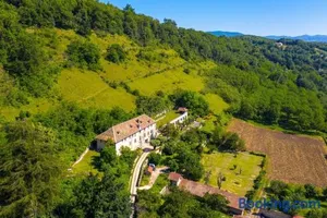 Image of Jolie cabane avec jacuzzi pour les amoureux de la nature