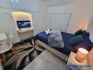 Image of Relaxed Double bed with private bathroom, parking, WiFi and garden.