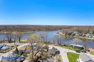 Image of Oakland Beach Cottage - Sleeps up to 4
