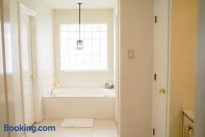 Image of Tropical Family Funhouse, No chore, Pet Friendly