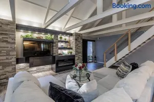 Image of 573 Queen's Grant