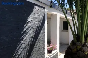 Image of Studio Piscine Pa Ni Pwoblem