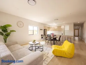 Image of Luxurious 4 Bedroom Home with AC, Wi-Fi and SmartTV