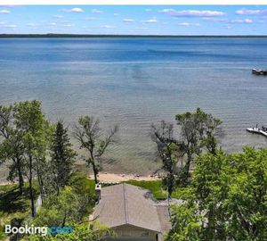 Image of Life Is Good Lodge lakefront with sandy beach