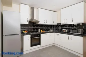 Image of F4 Modern Double Room (Sandycroft Guest House)