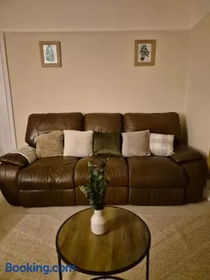 Image of Spacious house with parking in excellent location