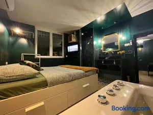 Image of Le SPEAK EASY / JACUZZI ET SAUNA