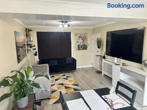 Image of Modern 3-Bed House Contractor Stay in Kent, Medway - Rochester Strood with Parking & WiFi for Long Stays