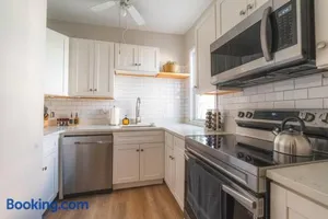 Image of Charming 4 BDR - Walk to Downtown & Free parking!