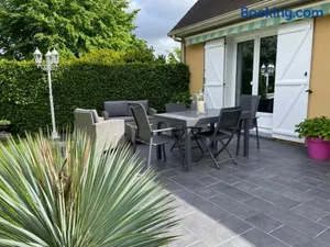 Image of Maison verdoyante avec piscine, 5 min du Mans - FR-1-410-443