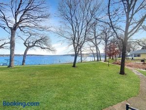 Image of Pillsbury Point Cottage on West Lake Okoboji