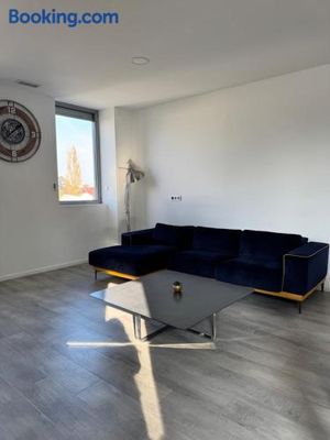 Image of Loft épuré avec parking privé.