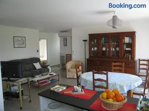 Image of Charmante villa F4 avec jardin, terrasse et garage – St Cyprien Village, proche commerces et plage - FR-1-106-40