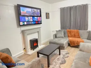 Image of Hometel Digs Hidden Gem Large Comfy Home Can Sleep 15