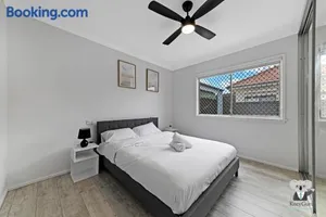 Image of KozyGuru / Fairfield / 3 Bed House / Free Internet / Free Parking NFA011-House